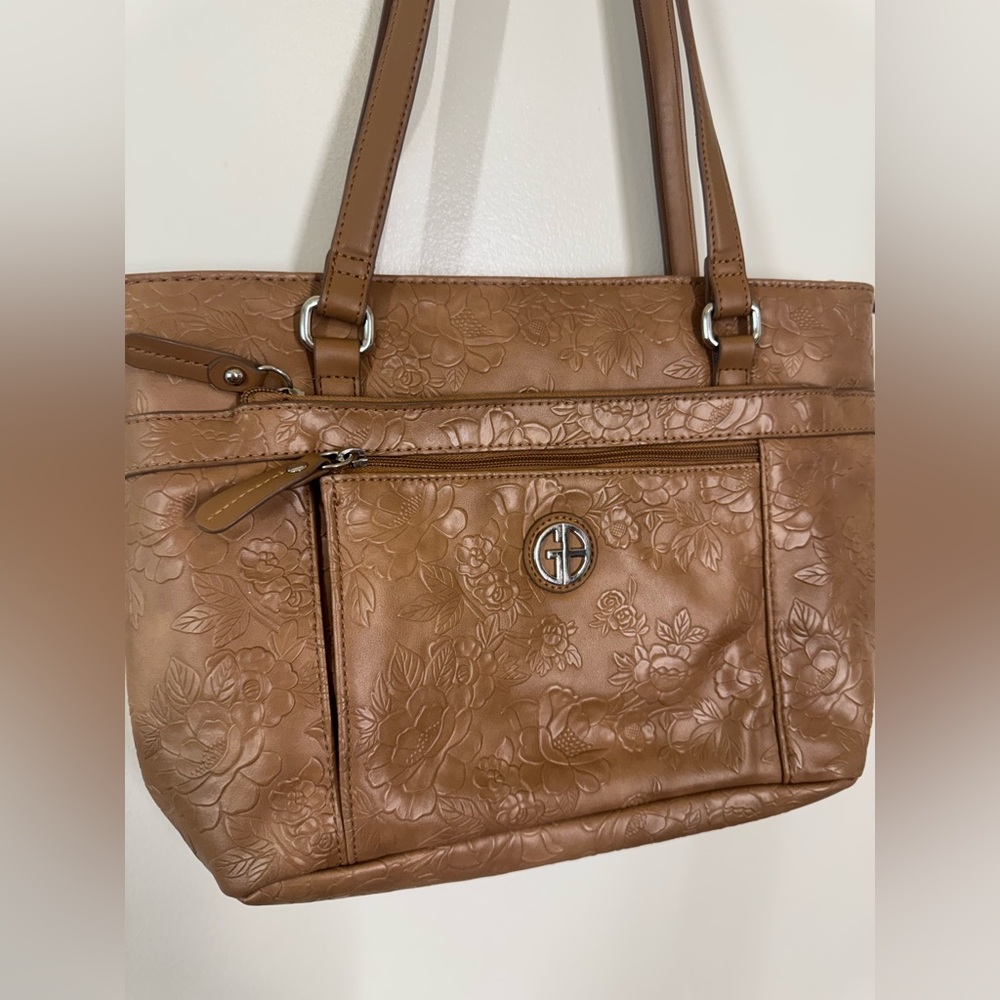 Giani Bernini Beige Handbag Floral Embossed Pebble Medium Size Shoulder & Cross